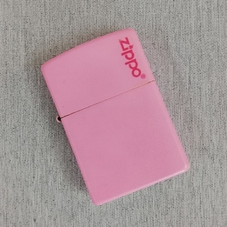 ジッポー(ZIPPO)の■上品■zippo  桃色 ピンクマット 2013年8月製造 ジッポロゴかわいい(アート/エンタメ/ホビー)