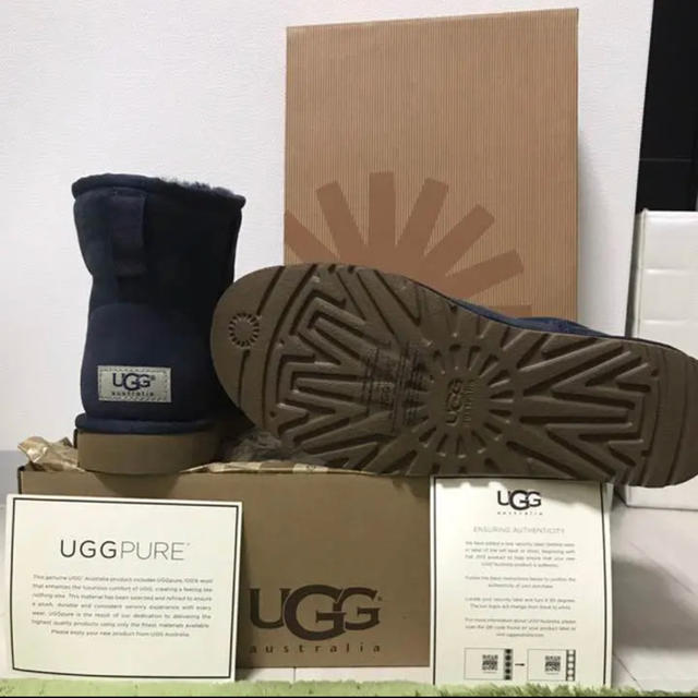UGG(アグ)のUGG クラシックミニ 未使用 正規品  ネイビー US9 26.0cm メンズの靴/シューズ(ブーツ)の商品写真