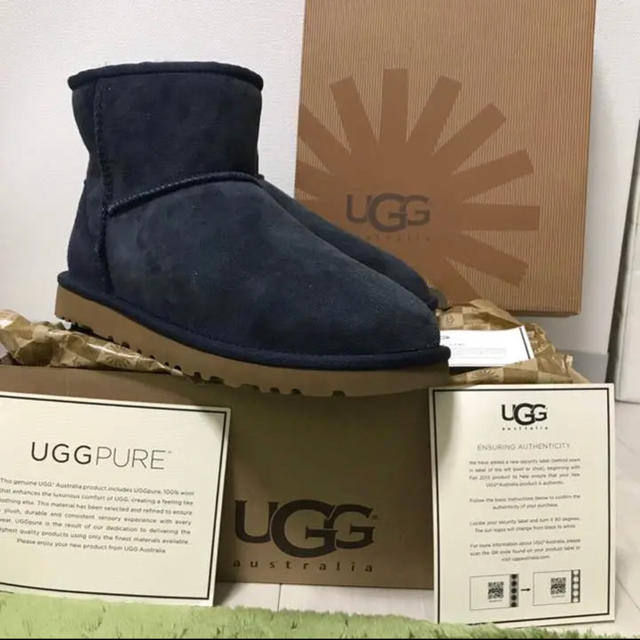 UGG(アグ)のUGG クラシックミニ 未使用 正規品  ネイビー US9 26.0cm メンズの靴/シューズ(ブーツ)の商品写真