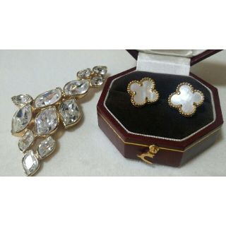 ヴァンクリーフアンドアーペル(Van Cleef & Arpels)の【manaaaa様専用】フラワーモチーフピアス(ピアス)