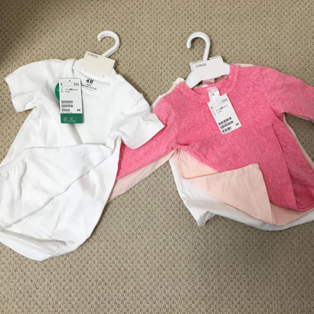 H&M(エイチアンドエム)のH&M ベビー 子供服 ロンT 長袖 Ｔシャツ オーガニック ロンパース 新品 キッズ/ベビー/マタニティのベビー服(~85cm)(Ｔシャツ)の商品写真