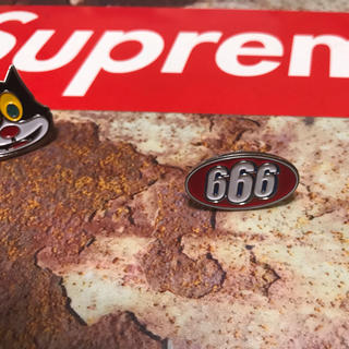 シュプリーム(Supreme)のSupreme pin シュプリーム ピンバッジ 666(バッジ/ピンバッジ)
