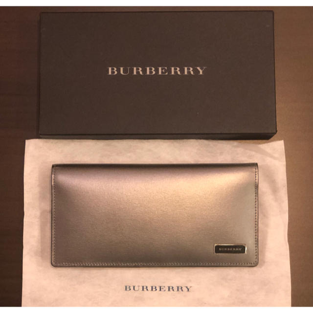 BURBERRY(バーバリー)の【新品・未使用】バーバリー 長財布 シルバー 希少色 メンズのファッション小物(長財布)の商品写真