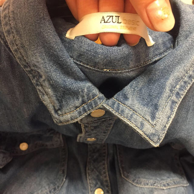 AZUL by moussy(アズールバイマウジー)のデニムシャツ レディースのジャケット/アウター(Gジャン/デニムジャケット)の商品写真