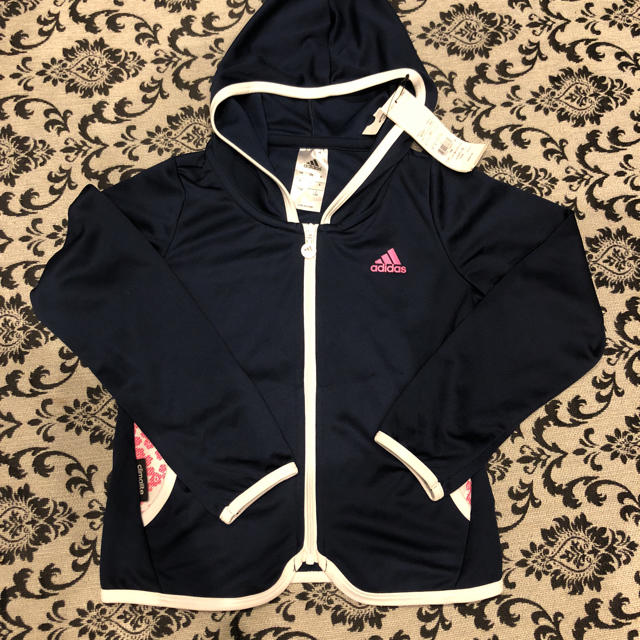 adidas(アディダス)のadidas 新品未使用 ブルゾン パーカー 120 キッズ/ベビー/マタニティのキッズ服女の子用(90cm~)(ジャケット/上着)の商品写真