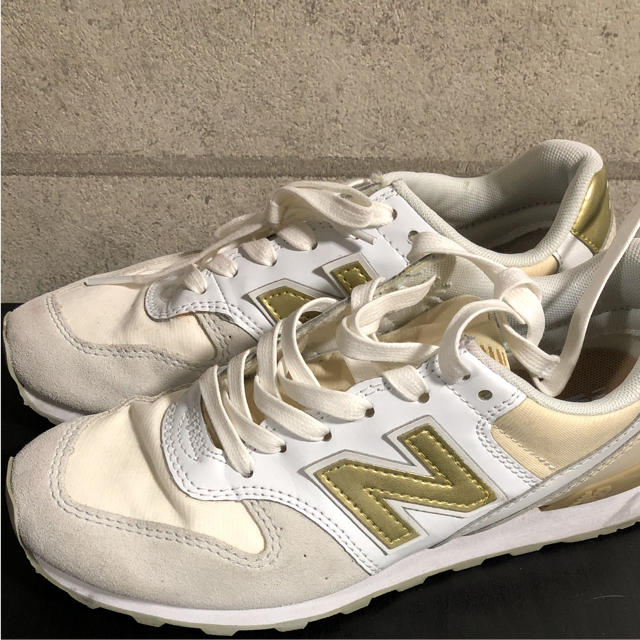 New Balance(ニューバランス)のニューバランス スニーカーWR996 22.5cm グレー ゴールド レディースの靴/シューズ(スニーカー)の商品写真