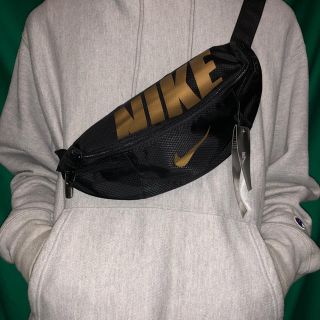 ナイキ(NIKE)の送料込み！ NIKE ウエストポーチ ボディバッグ 黒 金 レディース メンズ(ボディーバッグ)