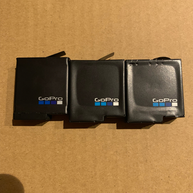 GoPro(ゴープロ)のGoPro HERO 5 6 7 純正バッテリー 3個セット スマホ/家電/カメラのスマートフォン/携帯電話(バッテリー/充電器)の商品写真