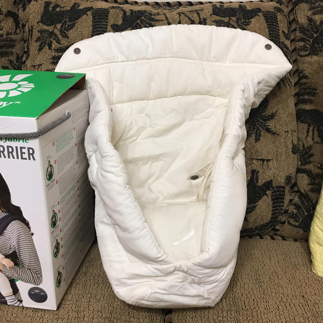 Ergobaby(エルゴベビー)の値下げ☆エルゴインサート オーガニックコットン白 キッズ/ベビー/マタニティの外出/移動用品(抱っこひも/おんぶひも)の商品写真