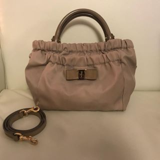 サルヴァトーレフェラガモ(Salvatore Ferragamo)のフェラガモ ショルダーバッグ ベージュ(ショルダーバッグ)