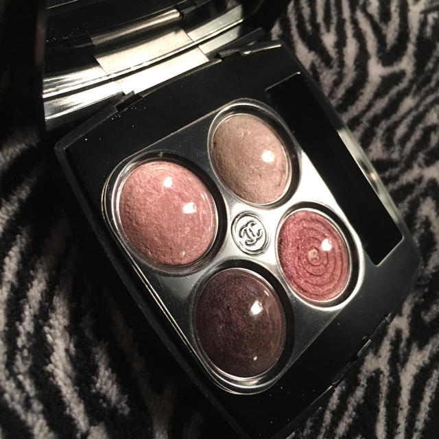 CHANEL(シャネル)のCHANEL♡LES 4 OMBRES 31 ROSE ENVOLEE コスメ/美容のベースメイク/化粧品(アイシャドウ)の商品写真