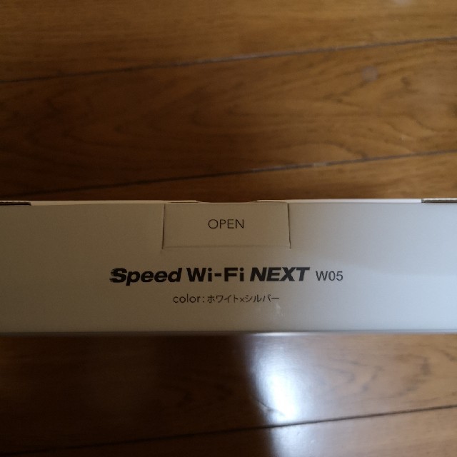 NEC(エヌイーシー)の新品未使用 Speed Wi-Fi NEXT W05 ホワイト×シルバー スマホ/家電/カメラのスマートフォン/携帯電話(スマートフォン本体)の商品写真