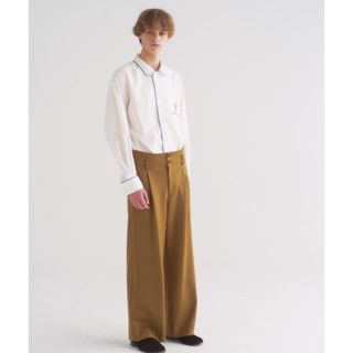 コモリ(COMOLI)のURU 2TUCK WIDE PANTS(スラックス)