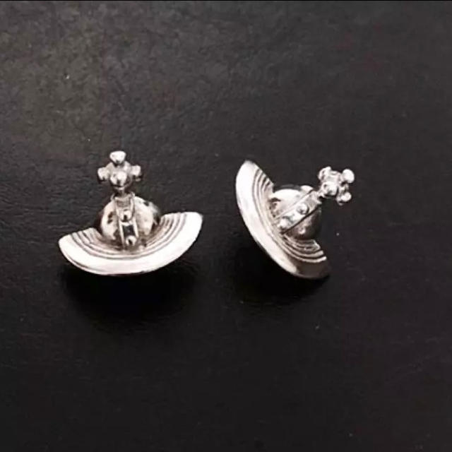 Vivienne Westwood(ヴィヴィアンウエストウッド)のピアス ヴィヴィアン ウエストウッド  シルバー 両耳 レディースのアクセサリー(ピアス)の商品写真