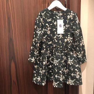 プチバトー(PETIT BATEAU)のプチバトー 18AW グリーンプリントスウェットワンピース 5ans 新品(ワンピース)