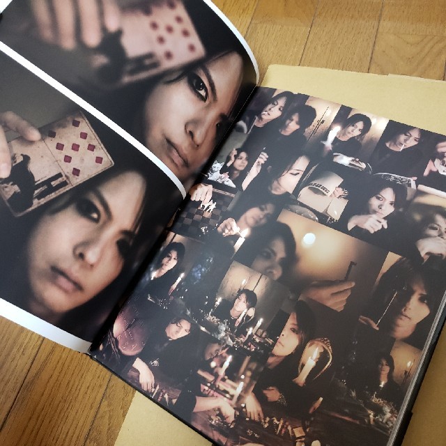 値下げ Hyde Is Dead 02 08 写真集 ポスターの通販 By ぱんみ S Shop ラクマ