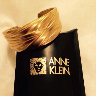 アンクライン(ANNE KLEIN)のゴールドバングル(ブレスレット/バングル)