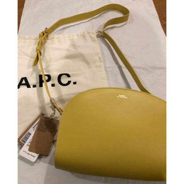 A.P.C(アーペーセー)の【新品】A.P.C  ハーフムーンバッグ yellow レディースのバッグ(ショルダーバッグ)の商品写真