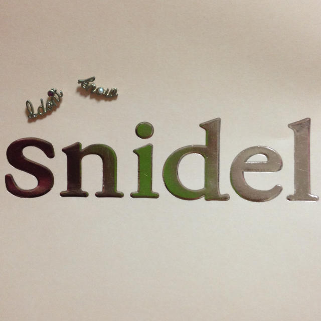 SNIDEL(スナイデル)のsnidel メッセージプレートピアス❤ レディースのアクセサリー(ピアス)の商品写真