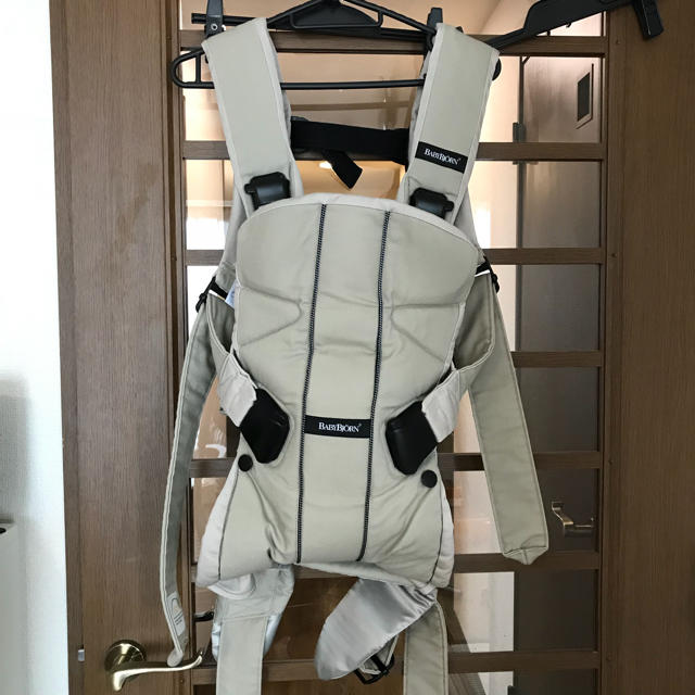 BABYBJORN(ベビービョルン)の専用☆ 美品 ベビービョルン 抱っこ紐 ベージュ キッズ/ベビー/マタニティの外出/移動用品(抱っこひも/おんぶひも)の商品写真