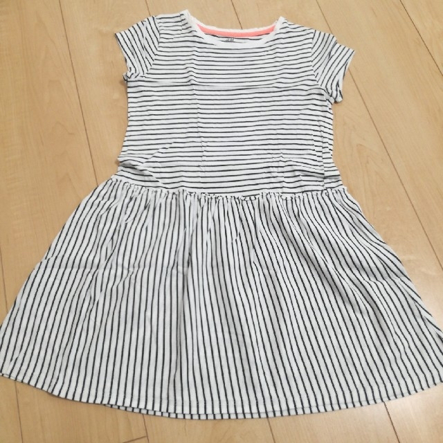 H&M(エイチアンドエム)のH&M　ボーダーワンピース　130～140 キッズ/ベビー/マタニティのキッズ服女の子用(90cm~)(ワンピース)の商品写真