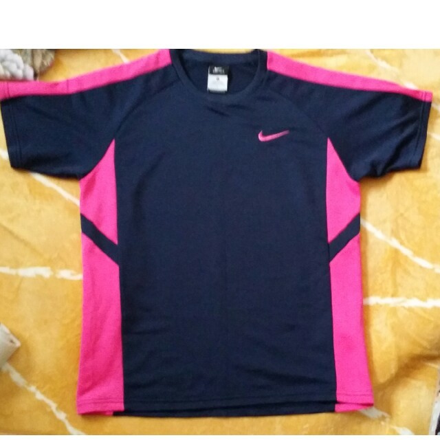 NIKE(ナイキ)のNIKE Tシャツ キッズ キッズ/ベビー/マタニティのキッズ服女の子用(90cm~)(Tシャツ/カットソー)の商品写真