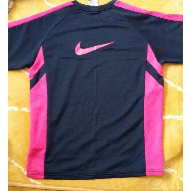 NIKE(ナイキ)のNIKE Tシャツ キッズ キッズ/ベビー/マタニティのキッズ服女の子用(90cm~)(Tシャツ/カットソー)の商品写真