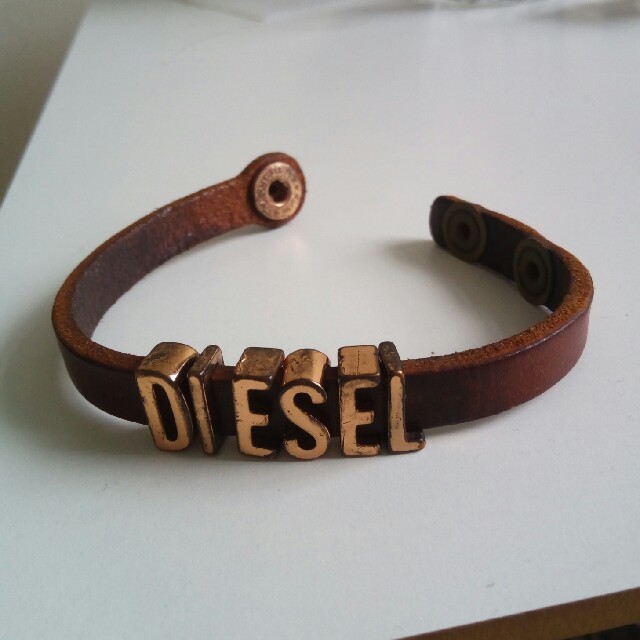 DIESEL(ディーゼル)のDIESEL　ディーゼル　バングル　本皮 レディースのアクセサリー(ブレスレット/バングル)の商品写真