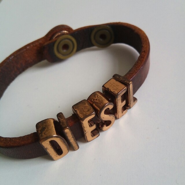 DIESEL(ディーゼル)のDIESEL　ディーゼル　バングル　本皮 レディースのアクセサリー(ブレスレット/バングル)の商品写真