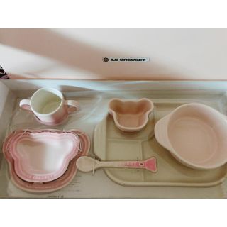 ルクルーゼ(LE CREUSET)の即購入◎ ル・クルーゼ 食器 セット お食い初め 離乳食 ルクルーゼ ピンク(お食い初め用品)