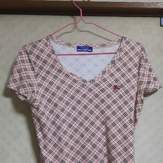 BURBERRY BLUE LABEL(バーバリーブルーレーベル)のBURBERRY ピンクチェック VネックTシャツ レディースのトップス(Tシャツ(半袖/袖なし))の商品写真