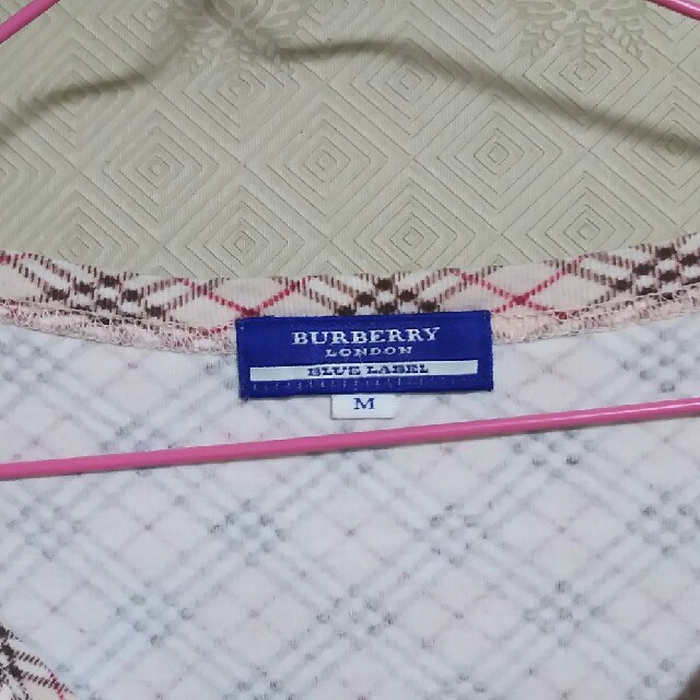 BURBERRY BLUE LABEL(バーバリーブルーレーベル)のBURBERRY ピンクチェック VネックTシャツ レディースのトップス(Tシャツ(半袖/袖なし))の商品写真