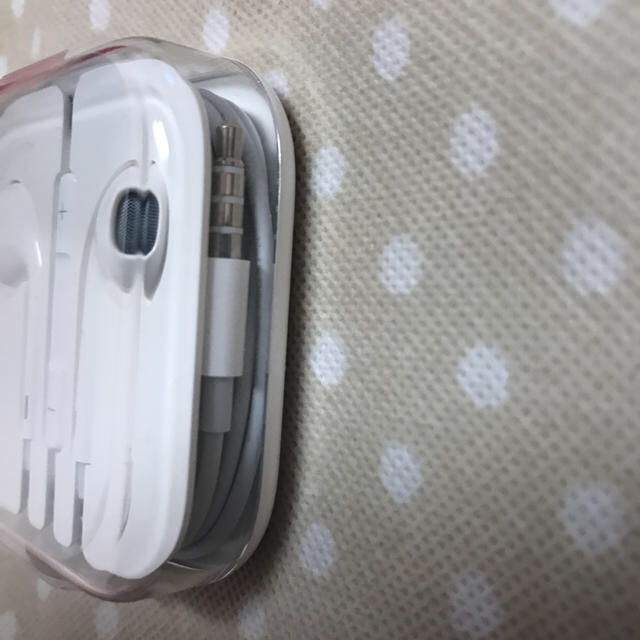 iPhone(アイフォーン)の【純正品】iPhone イヤホン スマホ/家電/カメラのオーディオ機器(ヘッドフォン/イヤフォン)の商品写真