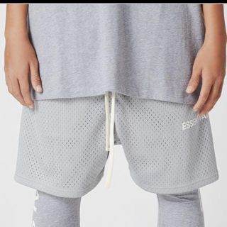 フィアオブゴッド(FEAR OF GOD)のfog essentials graphic mesh shorts S新品(ショートパンツ)