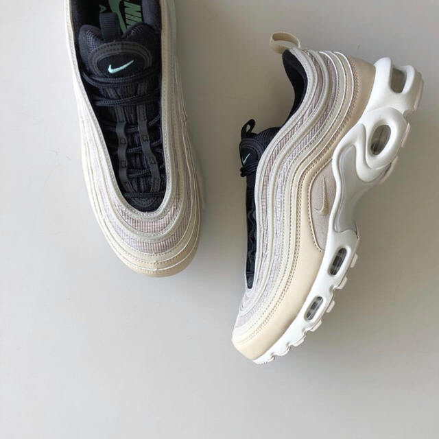 NIKE(ナイキ)のNIKE エアマックスプラス AIRMAX PLUS 97 ベージュ US8  レディースの靴/シューズ(スニーカー)の商品写真