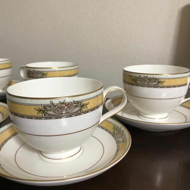 Noritake(ノリタケ)のうさぎ様専用 イエローテープ&ゴールドのカップ&ソーサー5客 インテリア/住まい/日用品のキッチン/食器(食器)の商品写真