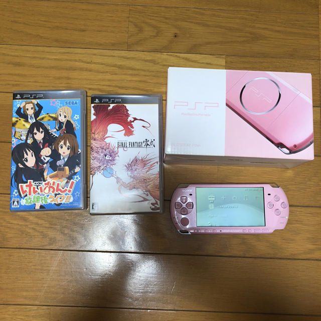 PlayStation Portable(プレイステーションポータブル)のPSP-3000 ピンク けいおん! ファイナルファンタジー零式 エンタメ/ホビーのゲームソフト/ゲーム機本体(携帯用ゲーム機本体)の商品写真