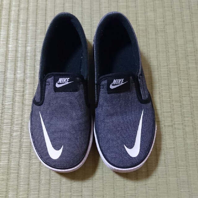 NIKE(ナイキ)のナイキ 美品 スリッポン 靴 19㎝ キッズ/ベビー/マタニティのキッズ靴/シューズ(15cm~)(スリッポン)の商品写真