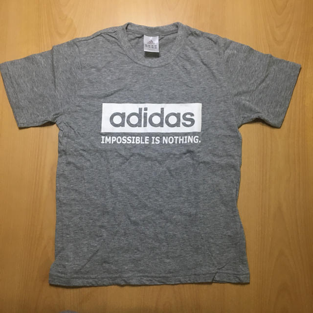 adidas(アディダス)のadidas Tシャツ kids 130 グレー 白ロゴ キッズ/ベビー/マタニティのキッズ服男の子用(90cm~)(Tシャツ/カットソー)の商品写真