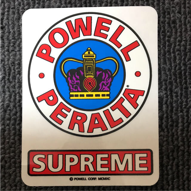 Supreme(シュプリーム)の【縦9cm 横6.3cm】powel＆supremeコラボステッカー 自動車/バイクのバイク(ステッカー)の商品写真