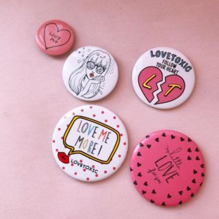 ラブトキシック(lovetoxic)の缶バッチ (バッジ/ピンバッジ)