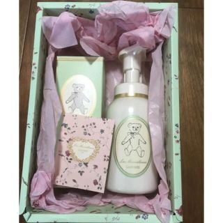 レメルヴェイユーズラデュレ(Les Merveilleuses LADUREE)の最終お値下げ☆レ・メルヴェイユーズ ラデュレ 2点セット(ボディローション/ミルク)