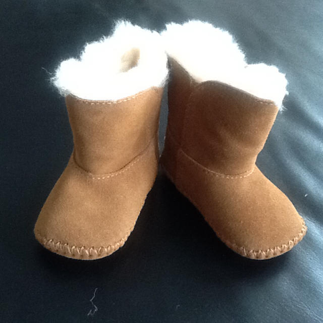 UGG(アグ)の《値下》新品UGGベビーブーツ キッズ/ベビー/マタニティのベビー靴/シューズ(~14cm)(ブーツ)の商品写真