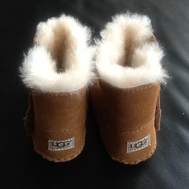 UGG(アグ)の《値下》新品UGGベビーブーツ キッズ/ベビー/マタニティのベビー靴/シューズ(~14cm)(ブーツ)の商品写真