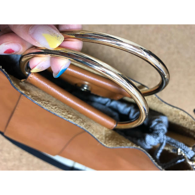 ZARA(ザラ)のZARAメタルハンド2wayラインリボンレザーショルダーbag レディースのバッグ(ショルダーバッグ)の商品写真