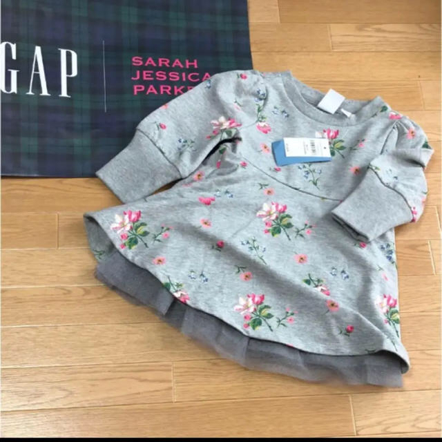 babyGAP(ベビーギャップ)のベビーギャップ サラジェシカパーカー グレーワンピース 110センチ キッズ/ベビー/マタニティのキッズ服女の子用(90cm~)(ワンピース)の商品写真