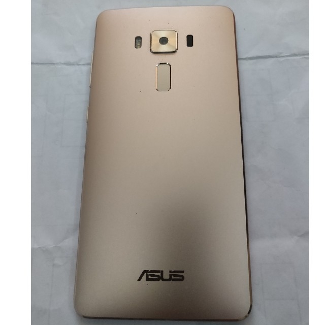 ASUS(エイスース)のZenFone3 Deluxe(zs570kl)ゴールド国内版 スマホ/家電/カメラのスマートフォン/携帯電話(スマートフォン本体)の商品写真