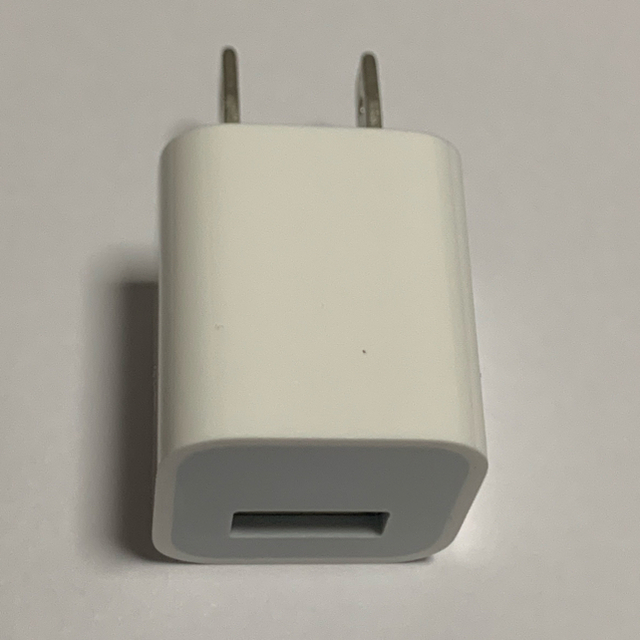 Apple(アップル)のApple 純正品 ACアダプタ USB スマホ/家電/カメラのスマートフォン/携帯電話(バッテリー/充電器)の商品写真