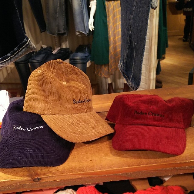 RODEO CROWNS(ロデオクラウンズ)のロデオクラウンズSHIBUYA109店 限定ロンTとコーデュロイキャップのセット レディースのトップス(Tシャツ(長袖/七分))の商品写真