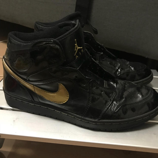 NIKE(ナイキ)のナイキエアジョーダン1ブラックゴールドエナメル メンズの靴/シューズ(スニーカー)の商品写真
